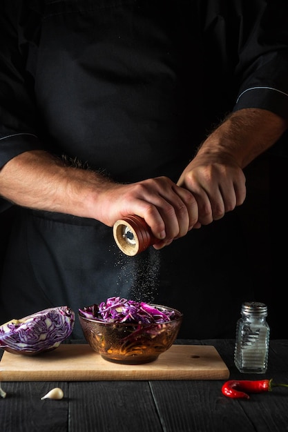 Kucharz przygotowujący przyprawy